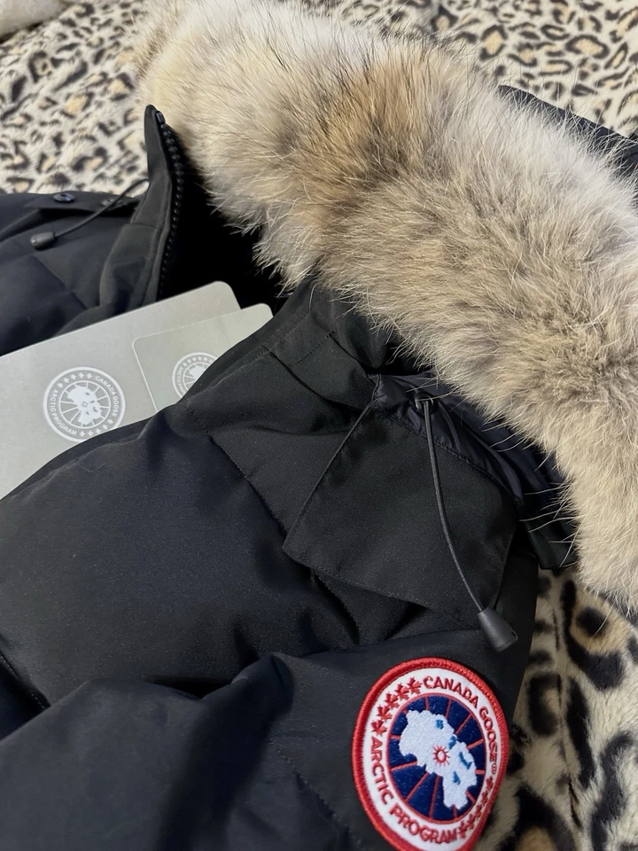 Women’s Canada Goose Chelsea Parka Coat Size Medium - Image 4 of 4