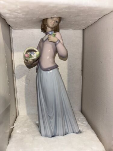 Lladro Porcelain Statue Innocence in Bloom 7644 RARE New M - Picture 3 of 6