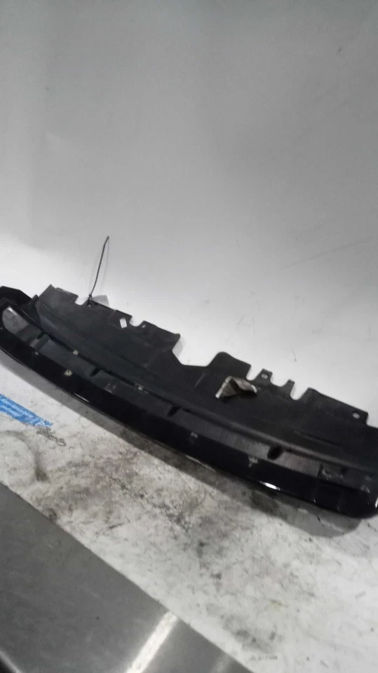 Used Upper Grille fits: 2015 Land rover Evoque upper w/o adaptive cruise Upper G - Image 2 of 4