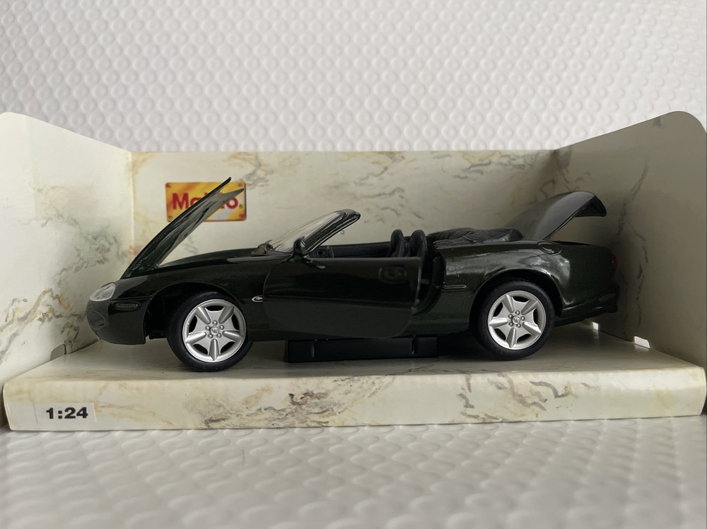 1:24 Scale Metal Die-cast, 1996 Jaguar XK8