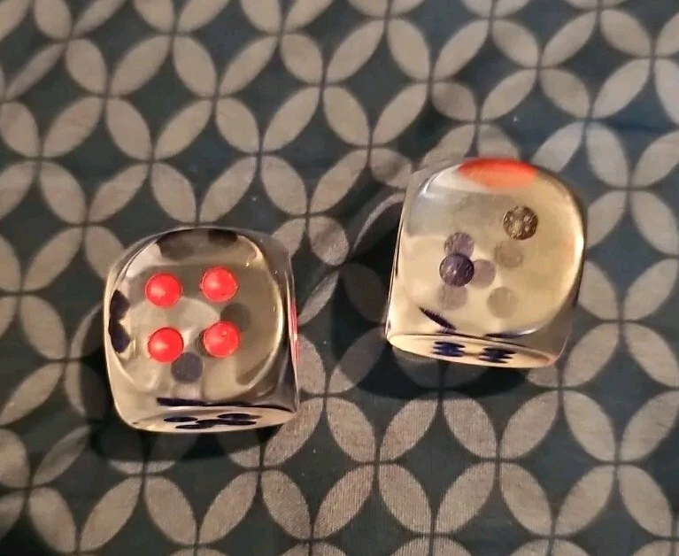 2 dados redondos vintage de acrílico transparente transparente de 3/4 pulgadas con pepitas rojas y azules usados en excelente estado Foto 2 de 3