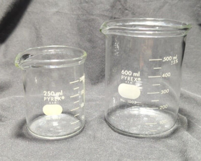 VINTAGE PYREX GRADUATED 250ML / 600ML GLASS BEAKERS NO. 1003 - SET OF 2