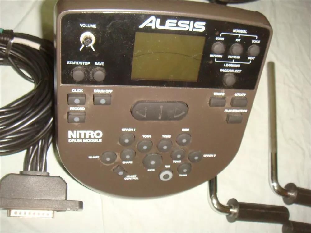 ALESIS NITRO MESH ELECTRONIC DRUM KIT WITH DM7X BRAIN/MODULE -READ