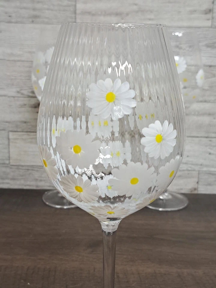 COPAS DE VINO PINTADAS A MANO MARGARITAS BLANCAS ACANALADAS TALLO LARGO 10" DE ALTO Foto 2 de 4