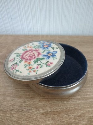 Vintage Petit Point bestickte Schmuckschatulle rund silberfarben Blumen Schmucktopf