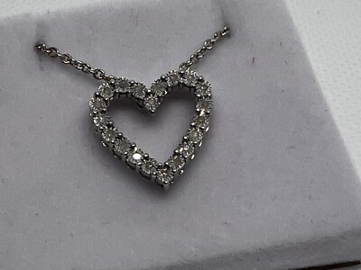 Elegantes natürliches Diamant Herz Halskette. Schönes liebevolles Geschenk für einen geliebten Menschen