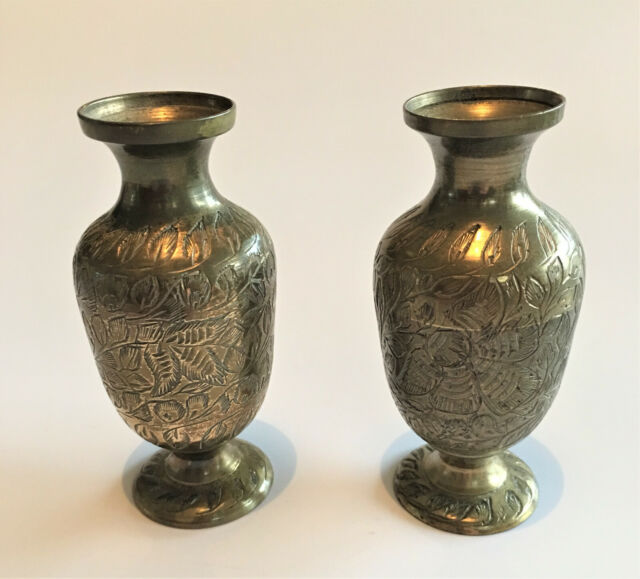 Coppia vintage di piccoli vasi in ottone con marca indiana. Contrassegnato sulle basi come mostrato.-
