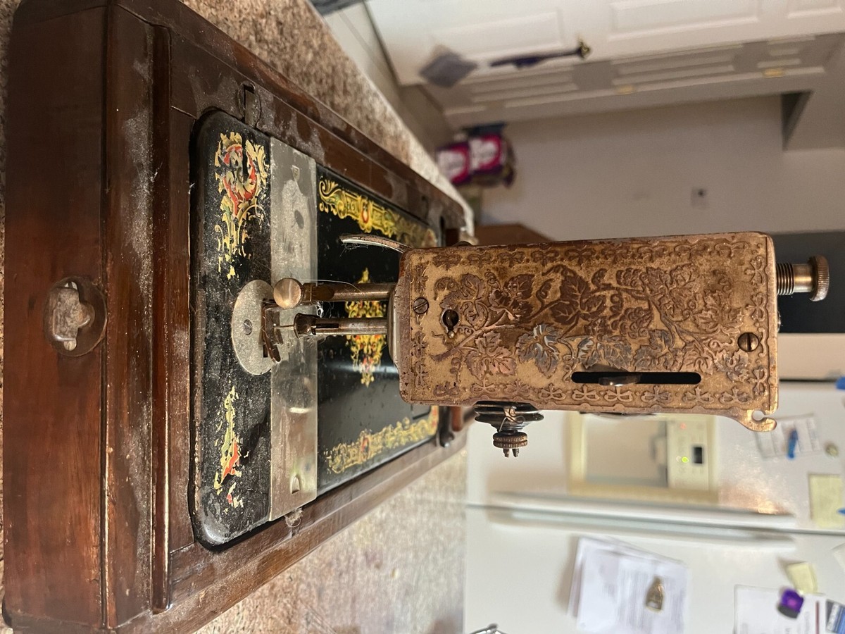Singer 28K, Vintage Sewing Machine w. Bent Wood Case circa 1912