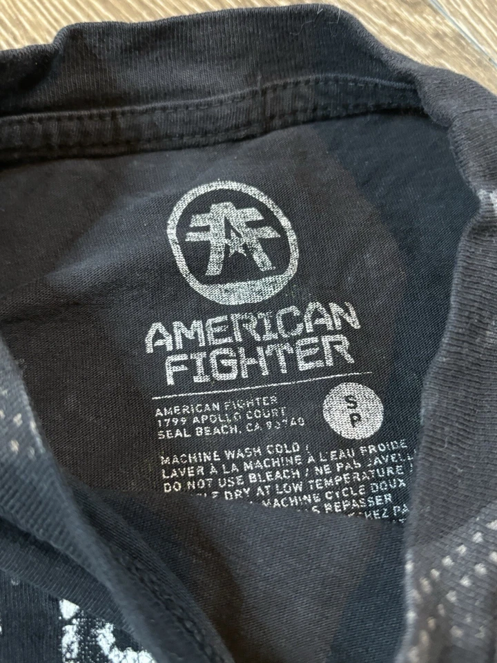 Camisa Manga Corta American Fighter Negra Verde Neón Gráfica Talla Pequeña Foto 3 de 4