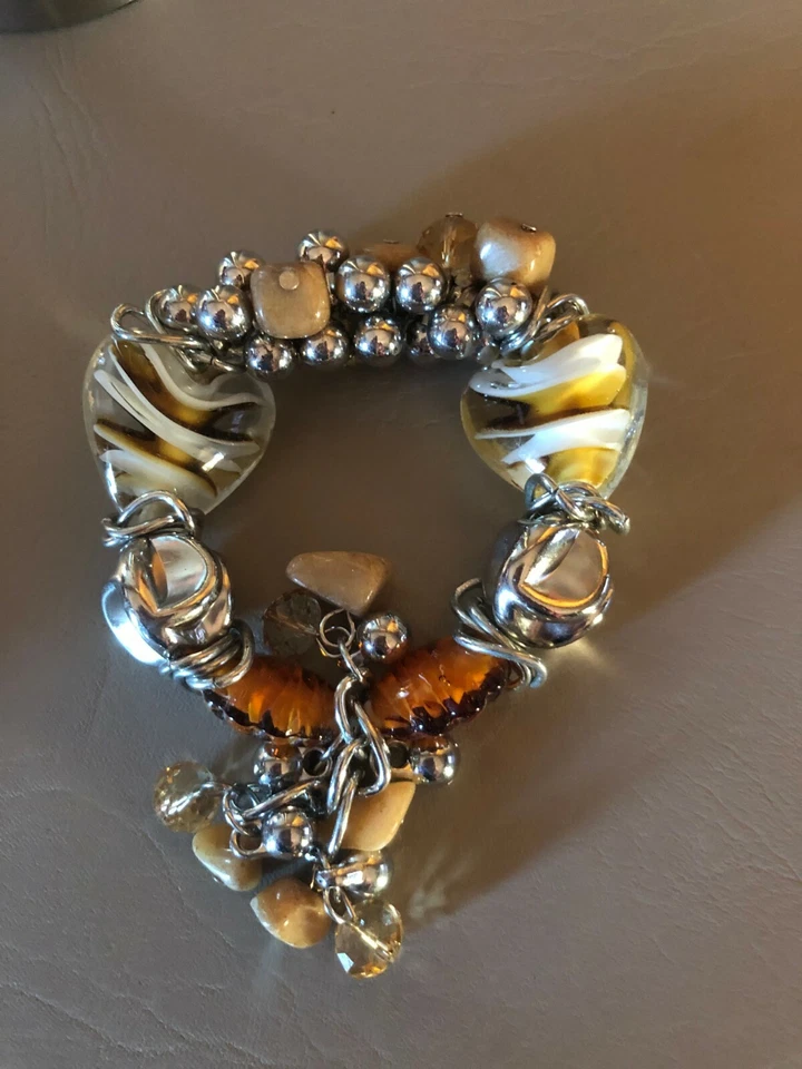 Pulsera Gruesa Corazones y Cuentas Elástica 2 Colores Disponibles Foto 2 de 4