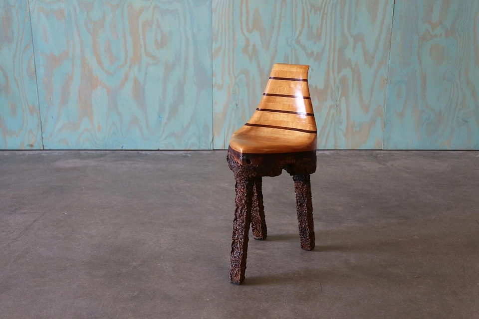 Silla de patas trípode astillado madera artesanal estudio único abedul y nogal Foto 4 de 4