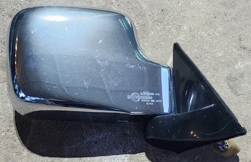 OEM 1998-2002 Isuzu Trooper Right Passenger Side View Mirror w Chrome 8971772363