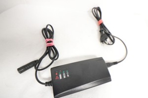 Originales BMZ Ladegerät (Modell BSC42002000) für 36 V Li-Ion E-Bike-Akkus.