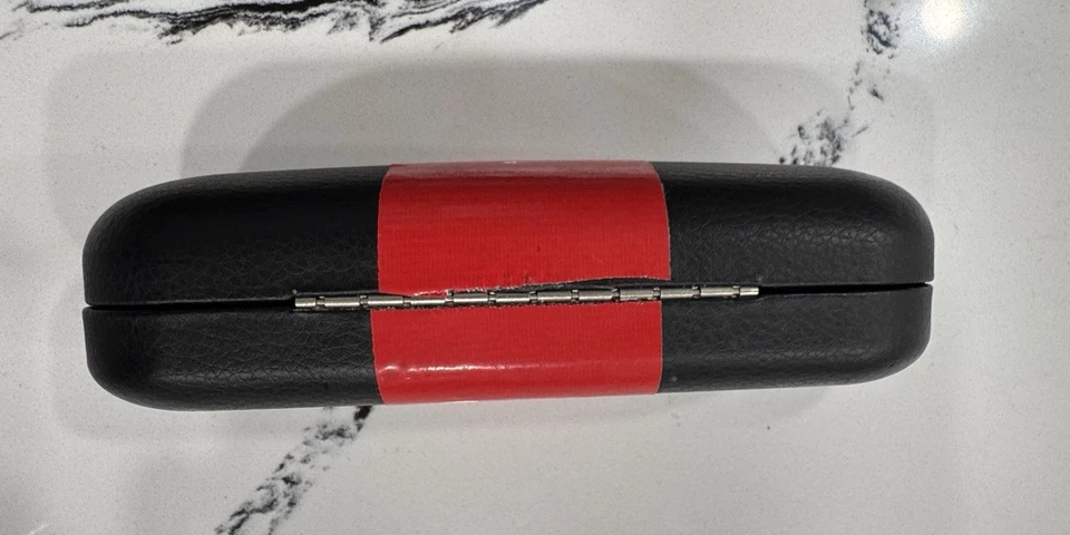 Gafas de sol Oakley negras rígidas estuche con cinta decorativa roja Foto 4 de 4