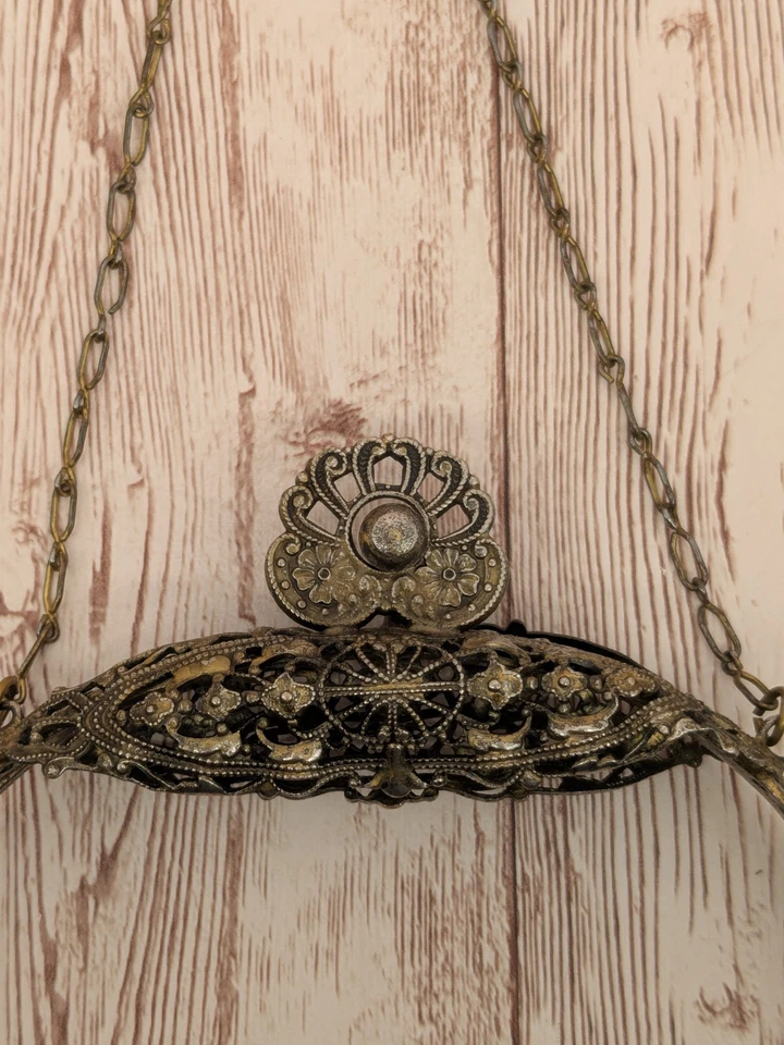 Antiguo marco de cartera de filigrana de metal dorado ornamentado con correa de cadena placa desgastada Foto 2 de 4