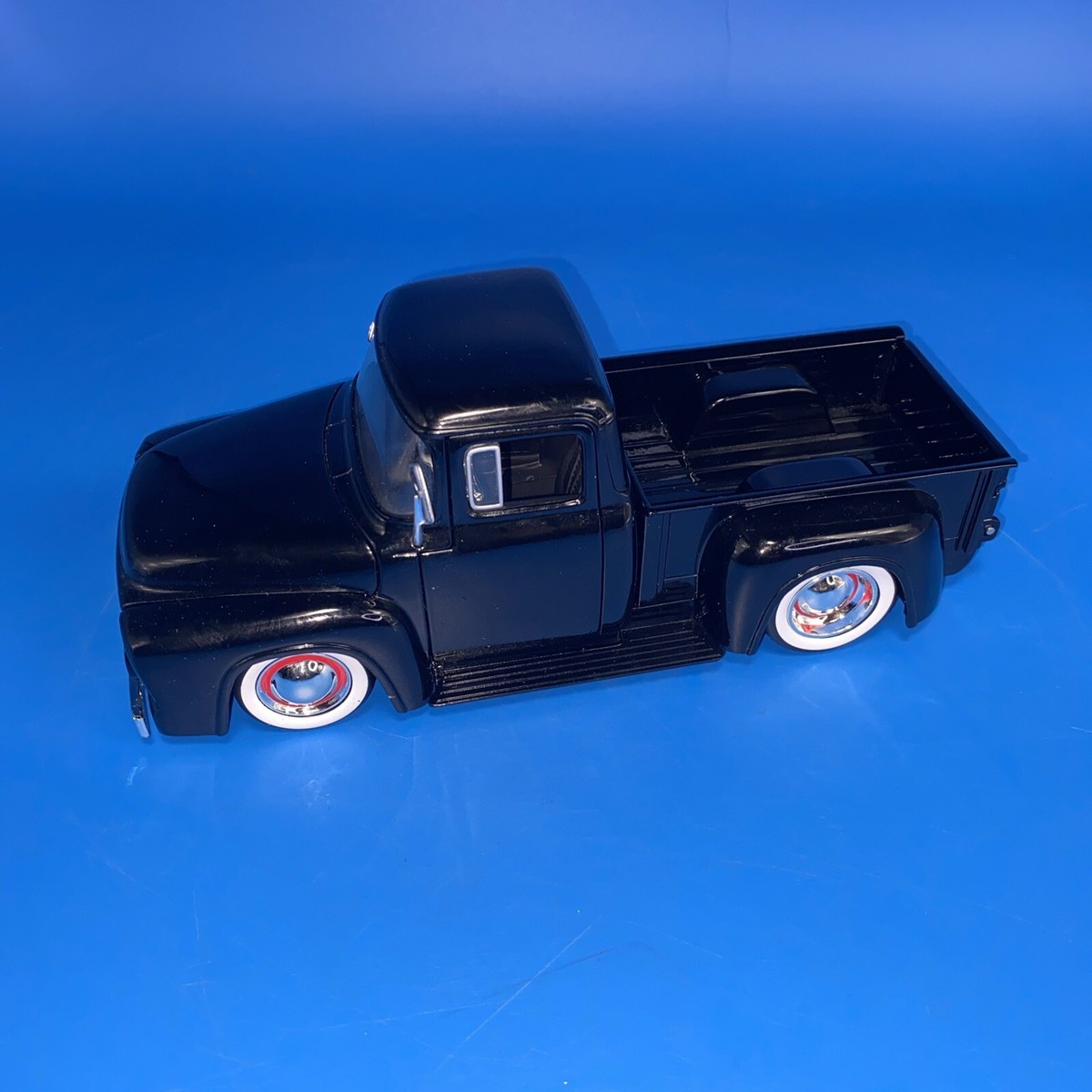 フォードピックアップトラック1956 F-100 マットブラックJADA1/24 JADA TOYS 1956 Ford F-100 Diecast Car Collectible, 1/24