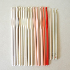 Vintage Susan Bates Luxite Crochet Hooks D E F G H I Plastic Luxite Bone USA x17