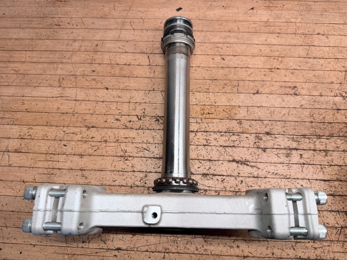 山て！ 19-25 2024 KAWASAKI NINJA ZX6R 636 LOWER TRIPLE CLAMP TREE FORK