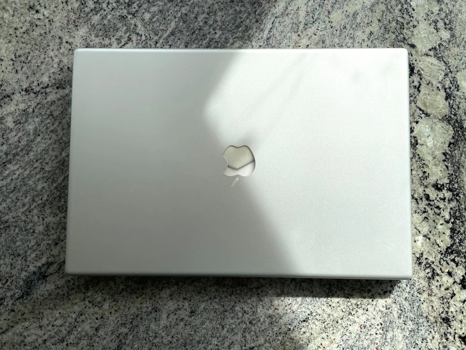 Apple MacBook Pro 17 Zoll - Bild 2 von 2