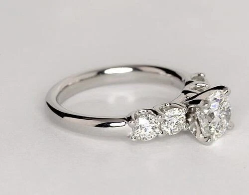 Anillo de compromiso de diamantes de corte redondo de 1,80 quilates de oro blanco de 14 quilates talla 6 Foto 4 de 4