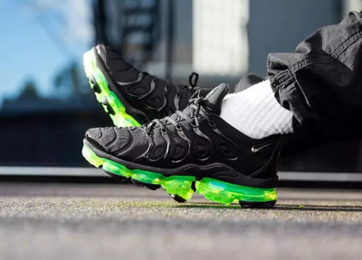nike vapormax plus black green