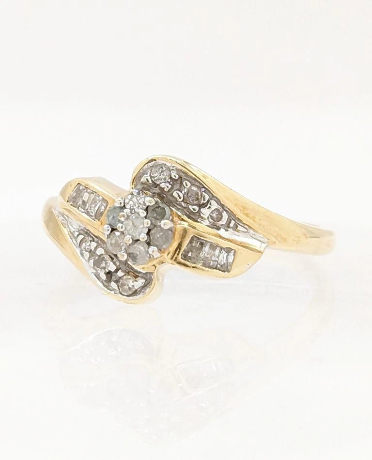 Anillo de derivación en forma de curva S con racimo de diamantes de 2,9 g de oro amarillo macizo de 10 quilates talla 7 Foto 4 de 4