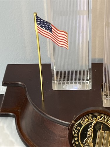 Danbury Mint The Twin Towers Lighted Crystal Commemorative One Nation Lighted - Picture 4 of 9