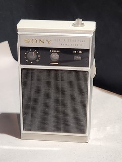 vintage Sony TR 830 "Super Sensitive" 8 Transistor AM Pocket Radio