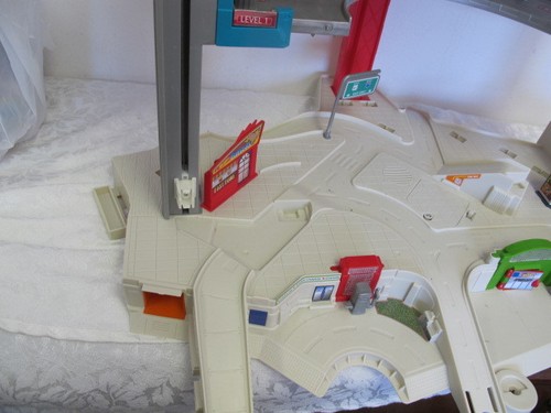 HOT WHEELS ULTIMATE GARAGE PLAYSET NOT COMPLETE WORKS - Picture 6 of 10