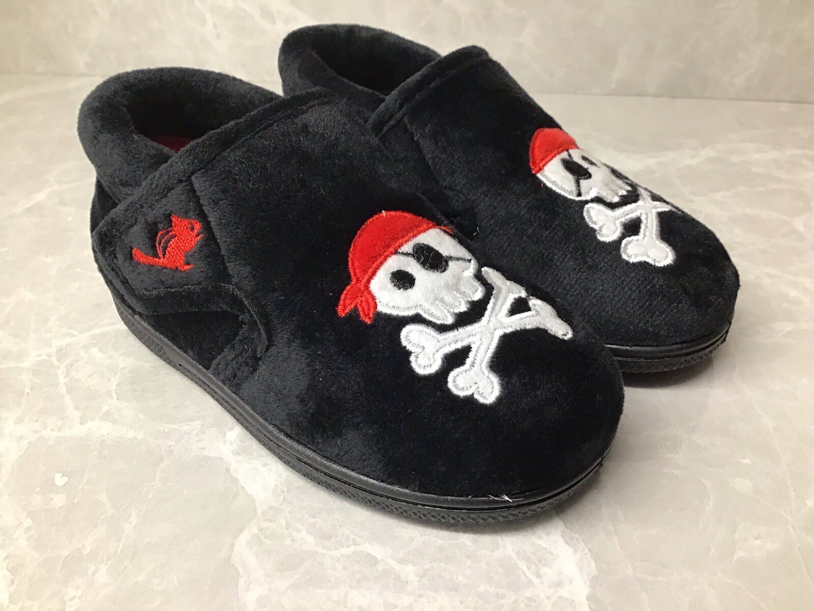 SAOLA Nuovo con scatola. UK8 (bambini). Ciabatta da barca Chipmunks. Pirata 'Jolly Roger'. Suola corretta