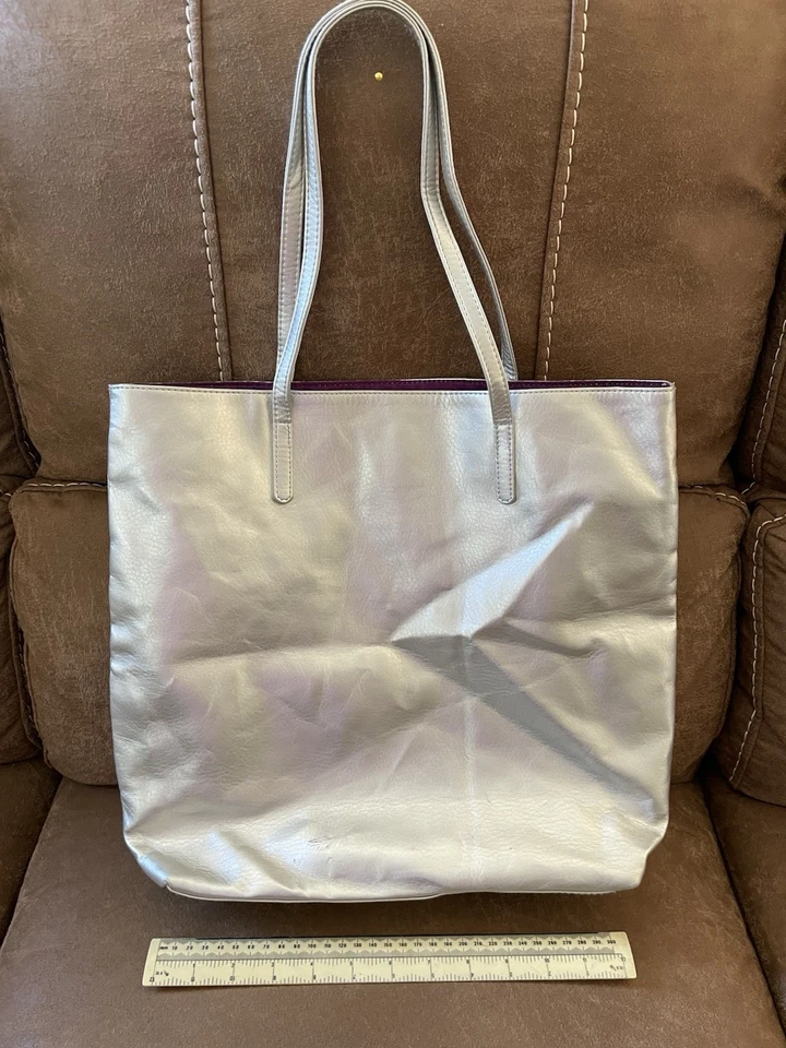 Vera Wang Fragrances Silver Tote Bag with Purple Heart Design - Preowned - Image 2 of 4