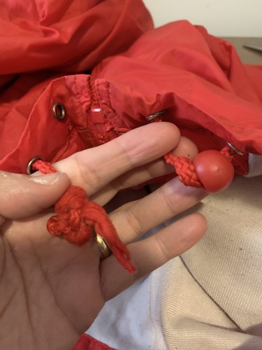 Chaqueta cortavientos FUBU roja años 90 de colección con capucha bordada - Imagen 13 de 13