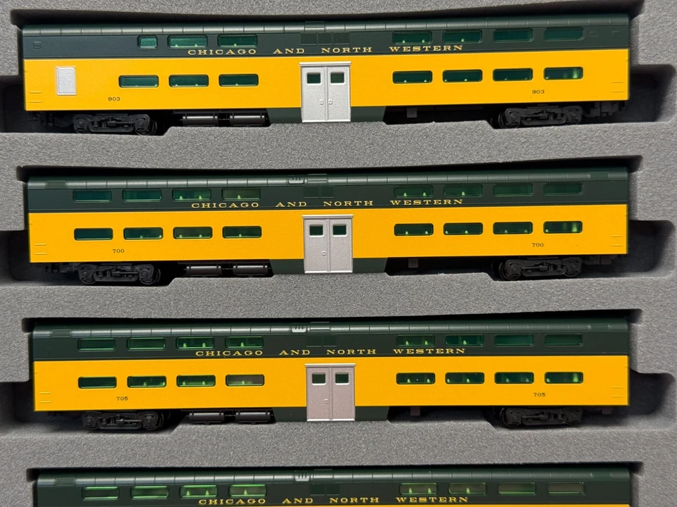 Kato 106-104-LS N Scale C&NW EMD E8A & Pullman Bi-Level "400" Train 6-Unit-Set - Image 4 of 4