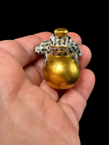 Herend VHNM Black Fishnet Porcelain Frog Prince W Gold Ball 153691 - Picture 6 of 10