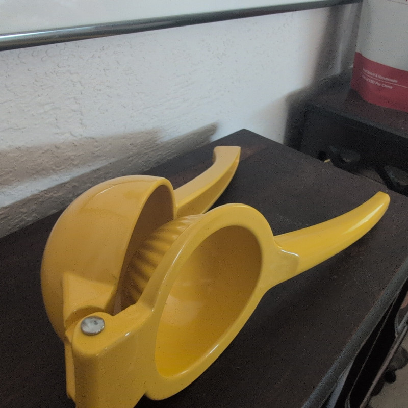Manual Metal Citrus Juicer Hand Squeezer, Yellow Modern Style, Under 16 oz