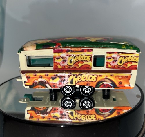 Remolque Chester Cheetos y MB Hot Wheels Dairy Delivery It’s A Custom Frito Lay - Imagen 10 de 14