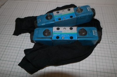 vickers dg4v-3s-2c299-m-u-hh5-60 HH-02-123939 dg4v3s2c299muhh560 Solenoid Valve.