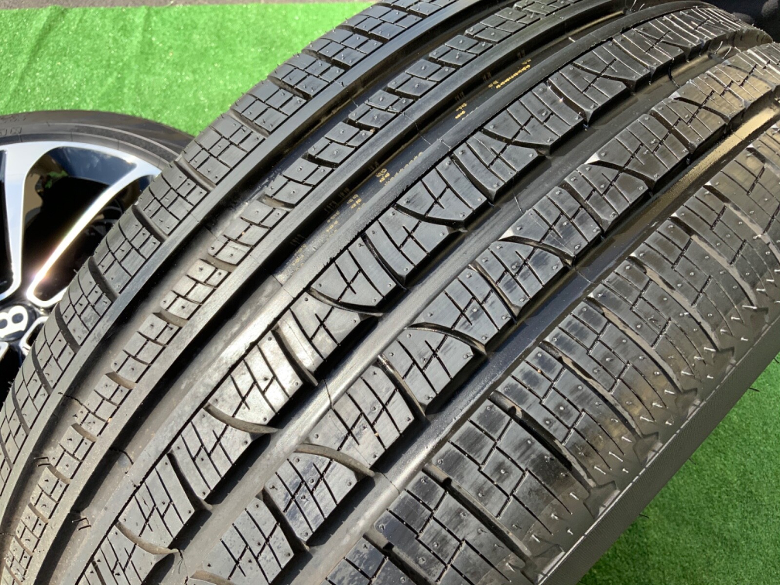 Bentley Bentayga Wheels Tires 21 inch Pirelli Mulliner Option