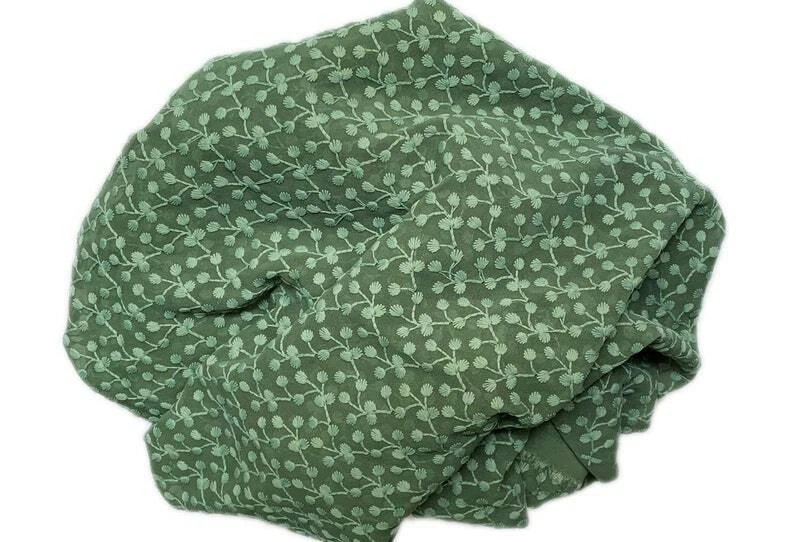 Зеленая прозрачная ткань с вышивкой Sage | Продажа по размеру ткани - небольшие цветочные мотивы - Изображение 3 из 4