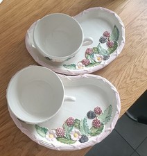 Lot 2 tasses + 2 soucoupes en céramique décor mûres & fleurs, bord rose