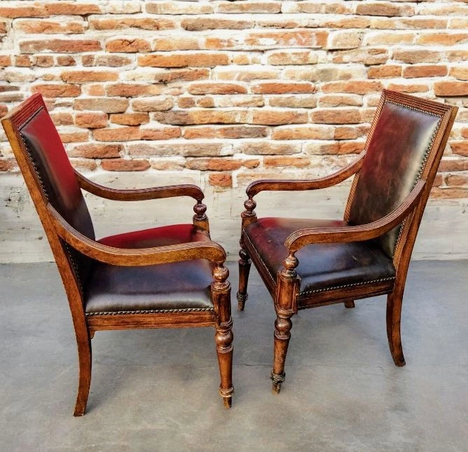 Requintado par de poltronas de couro mogno estilo regência - Imagem 2 de 4