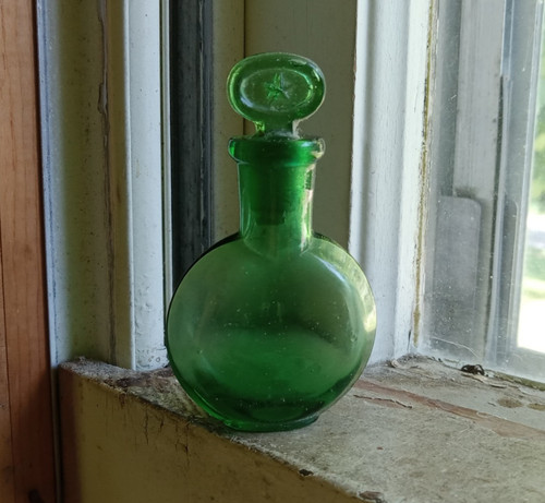 1890 EMERALD GREEN TINY SMELLING SALTS COLOGNE BOTTLE W/ORIGINAL STAR STOPPER