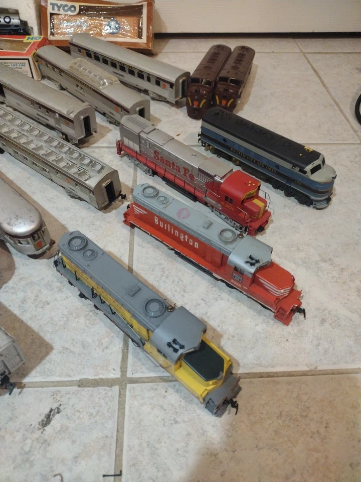 Vintage TYCO HO Scale Model Train Lot Of 29 Carts And Locomotives. - Image 4 of 4