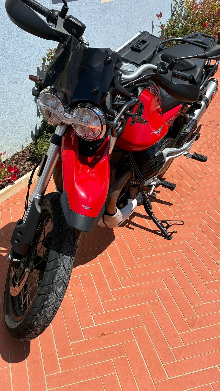 Vendo per inutilizzo splendida Moto Guzzi V85TT rossa. È in perfette condizioni!