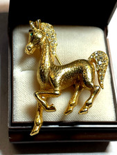 Vintage costume jewelry gold plated + crystals horse brooch very apart like new sign.
