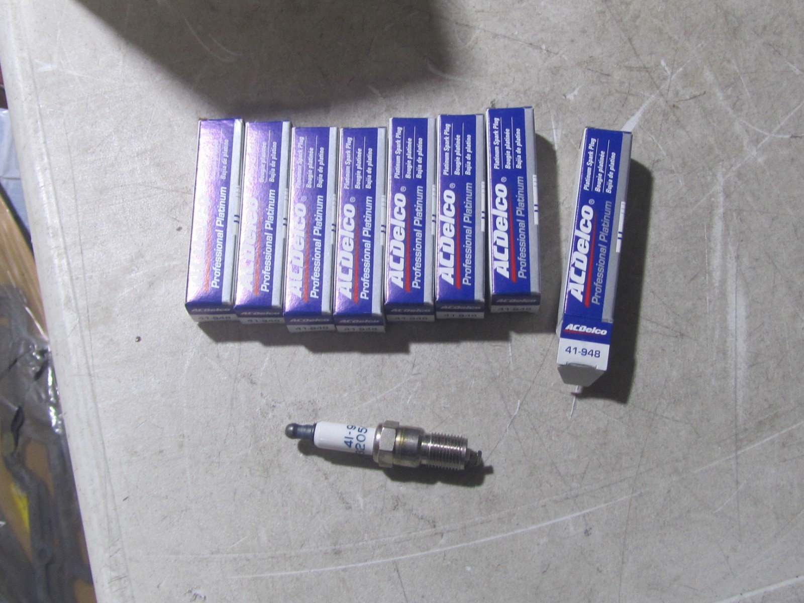 SET OF 8 GENUINE OEM AC DELCO 41-948 SPARK PLUGS GM 25165715