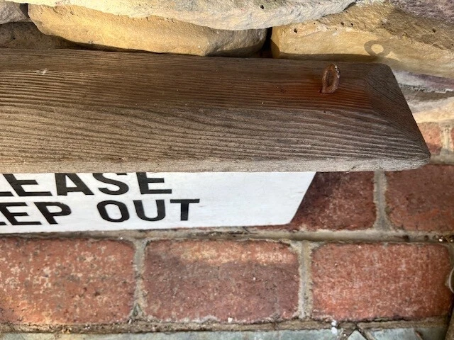 Letrero colgante vintage de madera "POR FAVOR, MANTÉNGASE ALEJADO" Foto 4 de 4
