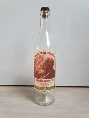 Pappy van Winkle Family Reserve 20 Jahre leere Whiskeyflasche mit rotem Sack