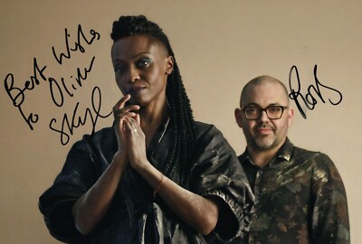 MORCHEEBA - original signiertes Großfoto 20 x 30 cm Autogramm signed mit Widmung