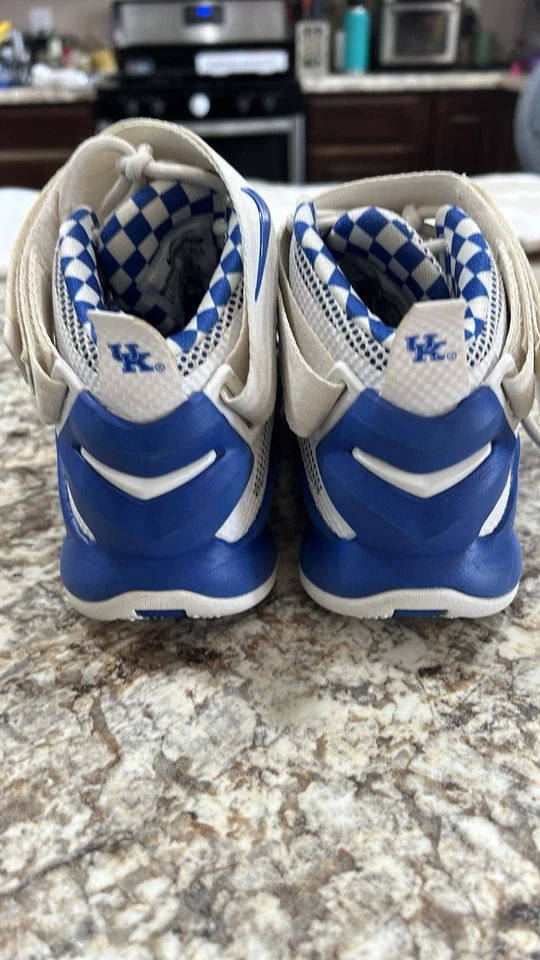 Nike Lebron Soldier IX GS 776471-104 Juvenil Tenis Zapatos Talla 3.5 Foto 3 de 4